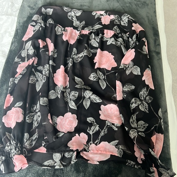 Beautiful guess blouse - Picture 4 of 4